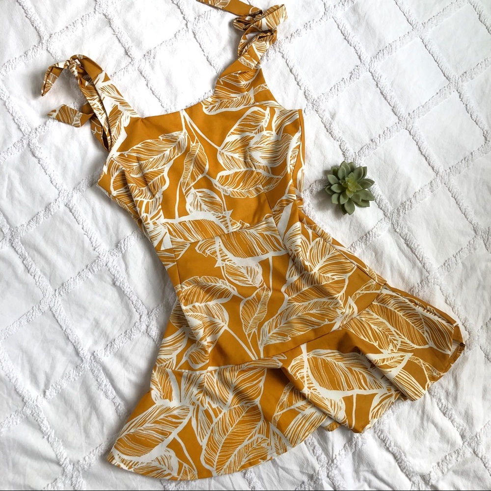 Tropical print mini dress 🌺